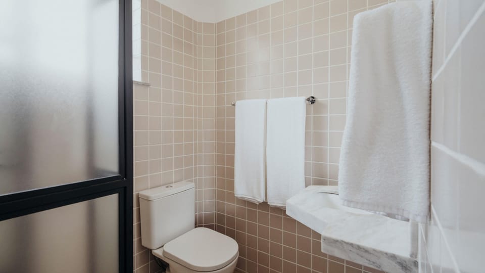Standard Quadruple Room | Bathroom | Shower, free toiletries, hair dryer, towels