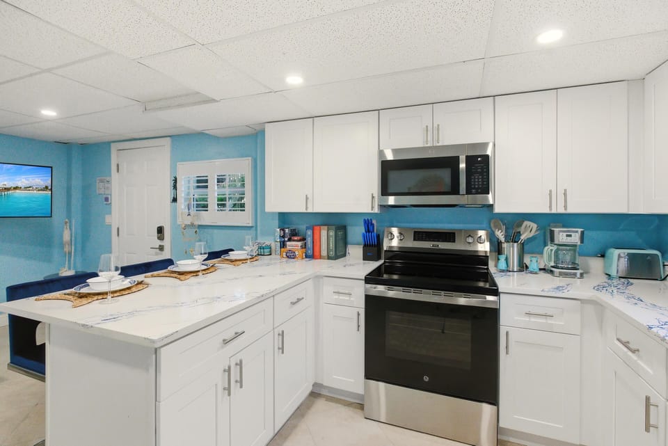 House, 1 King Bed with Sofa bed (Sand Dollar Suite) | Private kitchen