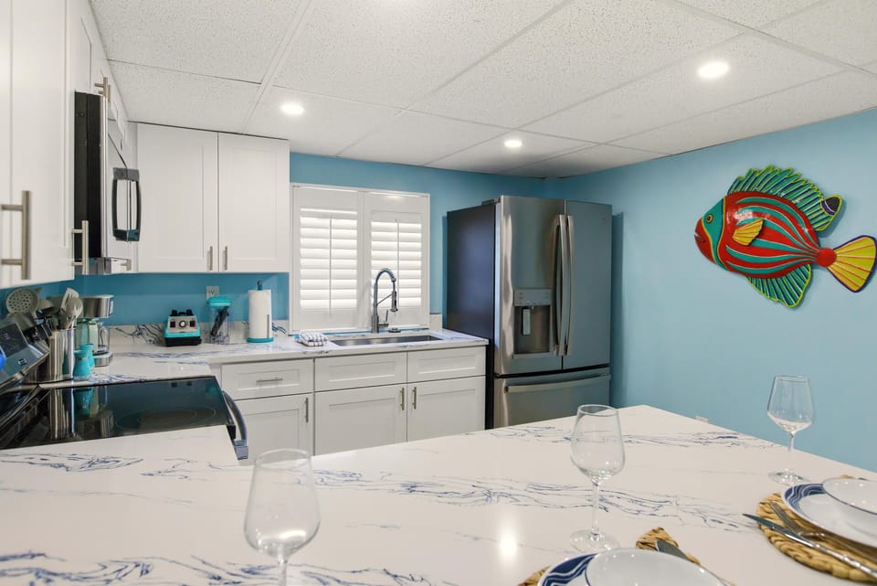 House, 1 King Bed with Sofa bed (Sand Dollar Suite) | Private kitchen