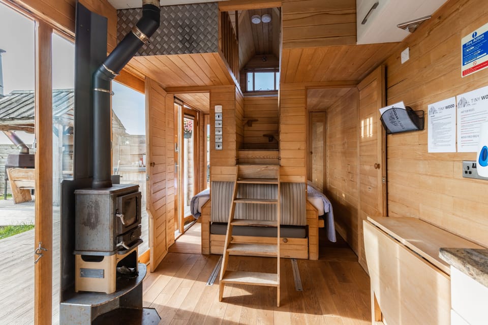 Cabin, sleeps 5 people with open-plan area and fireplace
