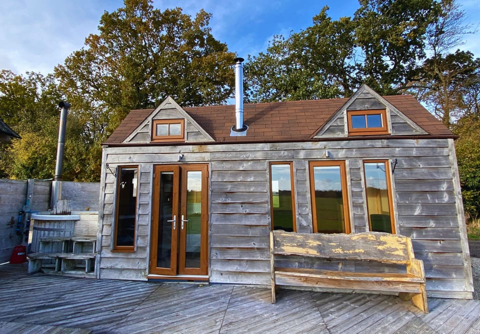 Dog friendly cabin with a hot tub