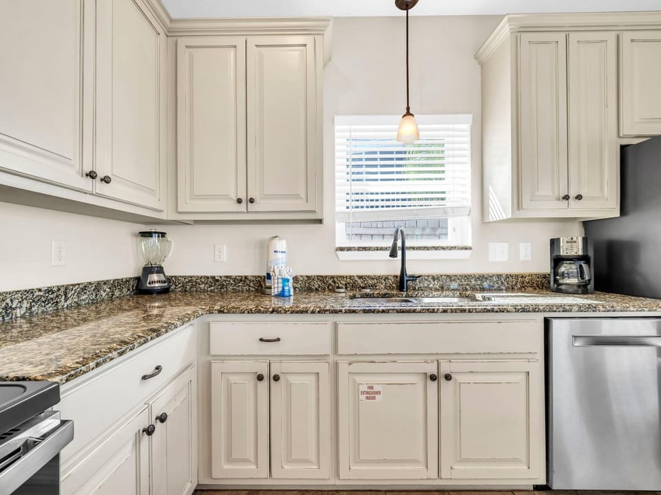 House, Multiple Beds (2 Palms B) | Private kitchen