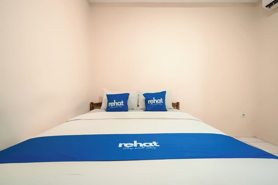 Suite, 1 Queen Bed | Desk, free WiFi