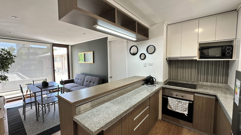 Full-size fridge, microwave, oven, stovetop