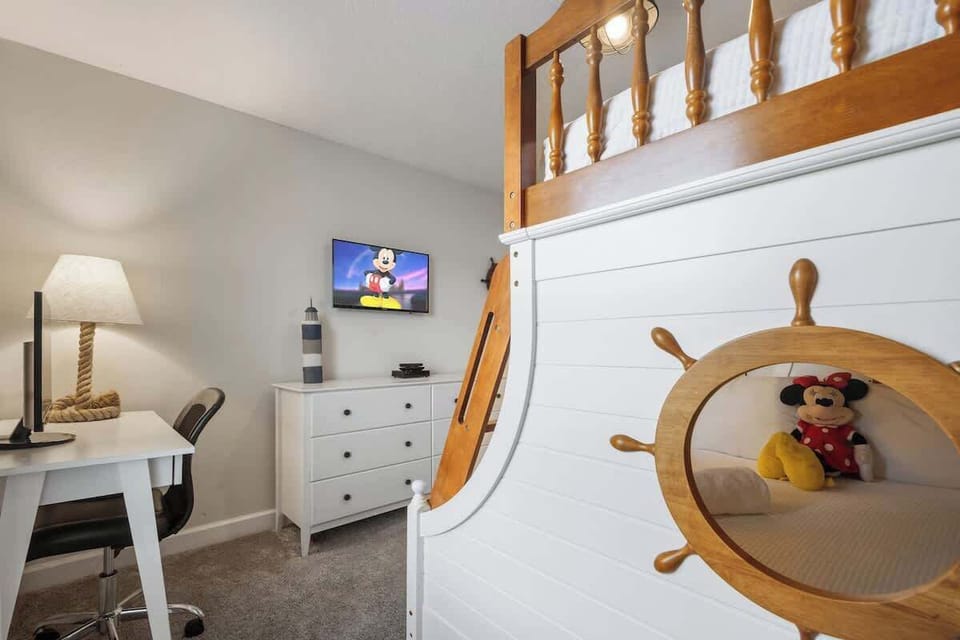 Create unforgettable memories in this cheerful Mickey room! Designed for comfort and fun, it features spacious bunk beds, playful artwork, and a cozy atmosphere ideal for relaxing after a day of adventures with loved ones.