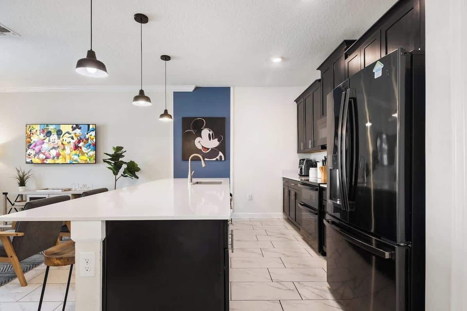 This modern kitchen is the perfect spot to gather with family and friends. Cook together, chat around the spacious island, and enjoy a warm, inviting atmosphere that makes every moment feel special.
