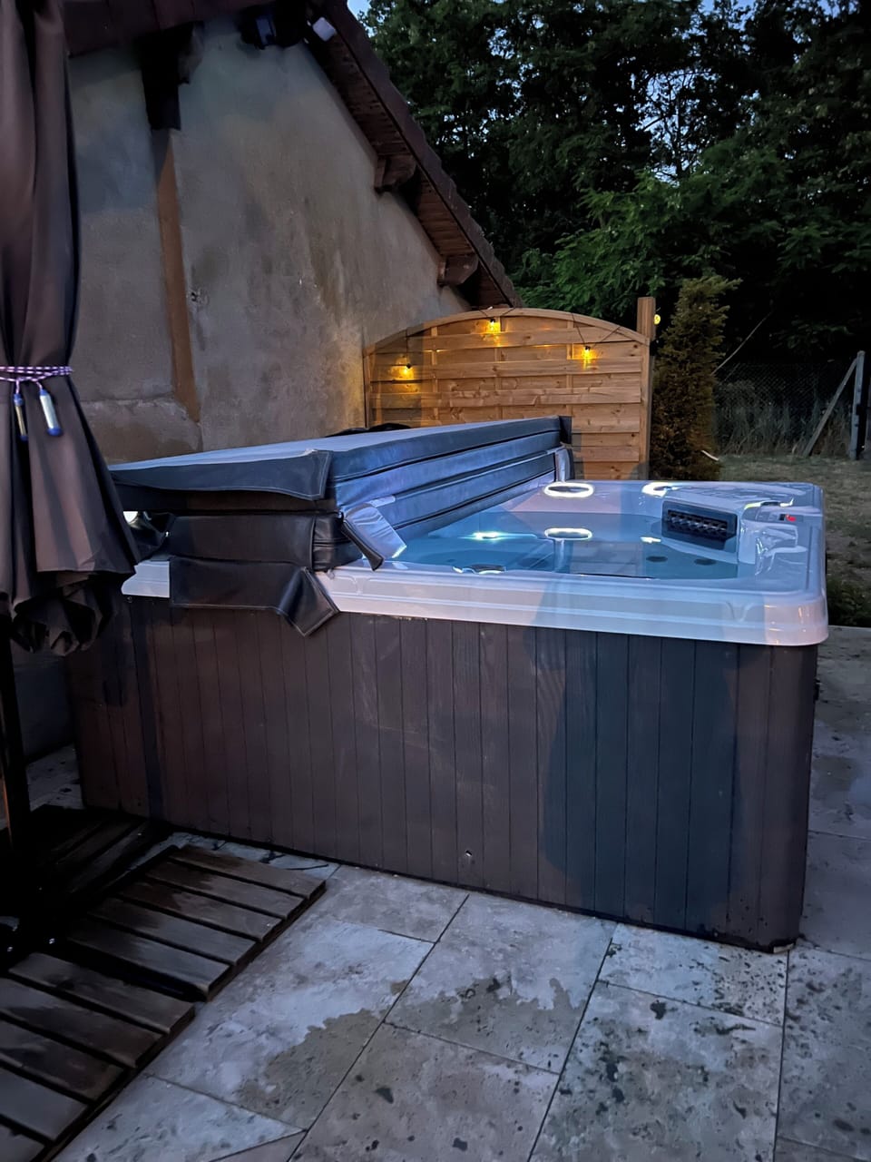 Outdoor spa tub