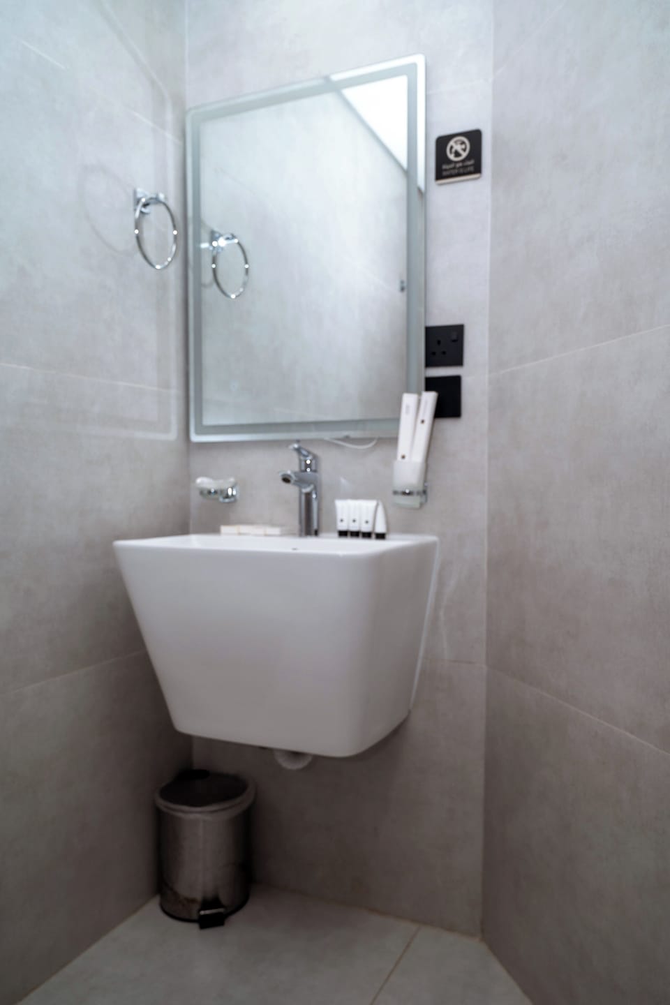 Deluxe Twin Room, Private Bathroom | Bathroom | Free toiletries, hair dryer, slippers, bidet