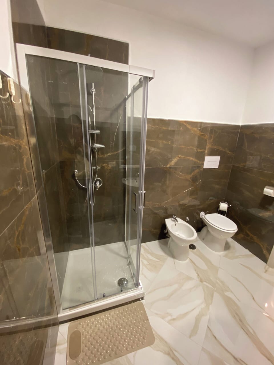 Basic Double Room | Bathroom | Shower, hair dryer, bidet, towels