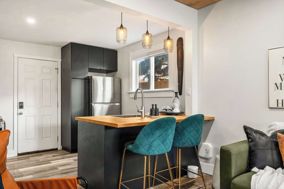 Chic kitchen with breakfast bar & pendant lights