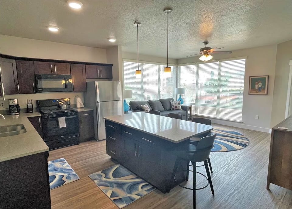 Deluxe Condo, Pets Allowed, City View | Living area