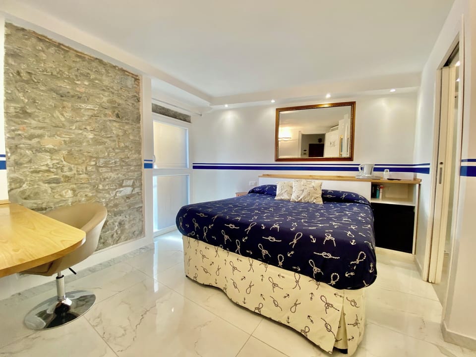 Standard Double Room, 1 Queen Bed, Non Smoking, Air conditioning | In-room safe, individually decorated, individually furnished, desk