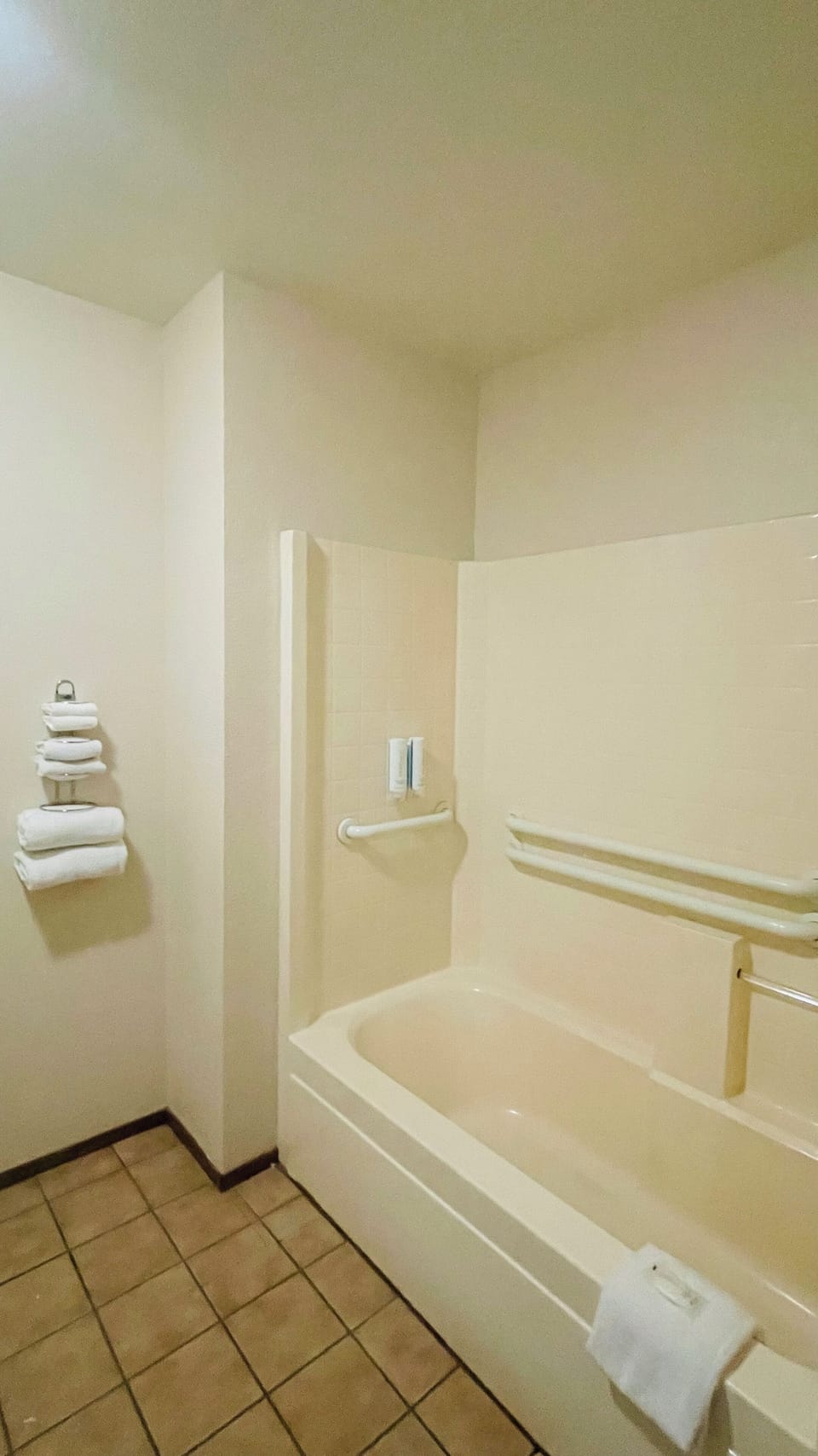 Single Room, Shower Grab Bars, Air conditioning | Bathroom | Combined shower/tub, hair dryer, towels, soap
