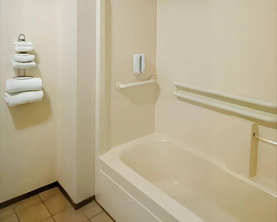 Standard Room, 2 Queen Beds, Non Smoking | Premium bedding, free WiFi, bed sheets