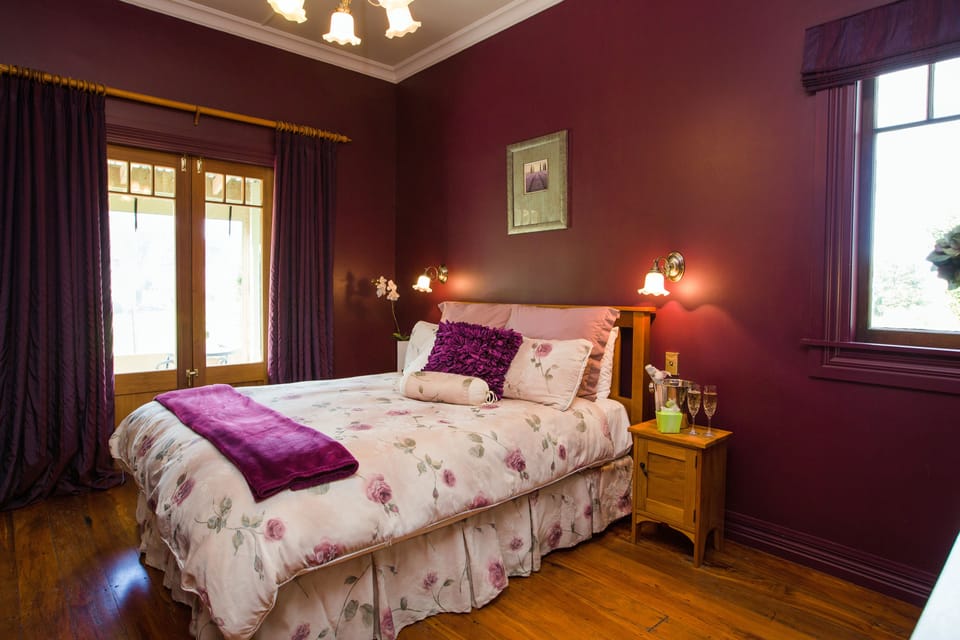 Tairoa Cottage | Laptop workspace, soundproofing, free WiFi, bed sheets