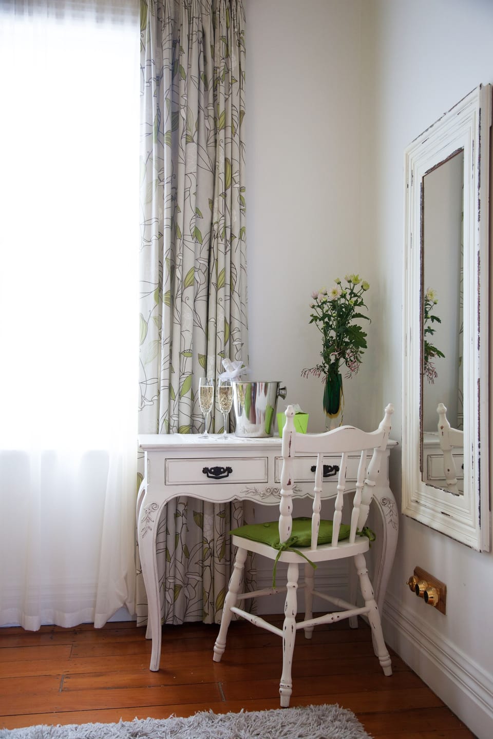 Lovell Suite | Laptop workspace, soundproofing, free WiFi, bed sheets