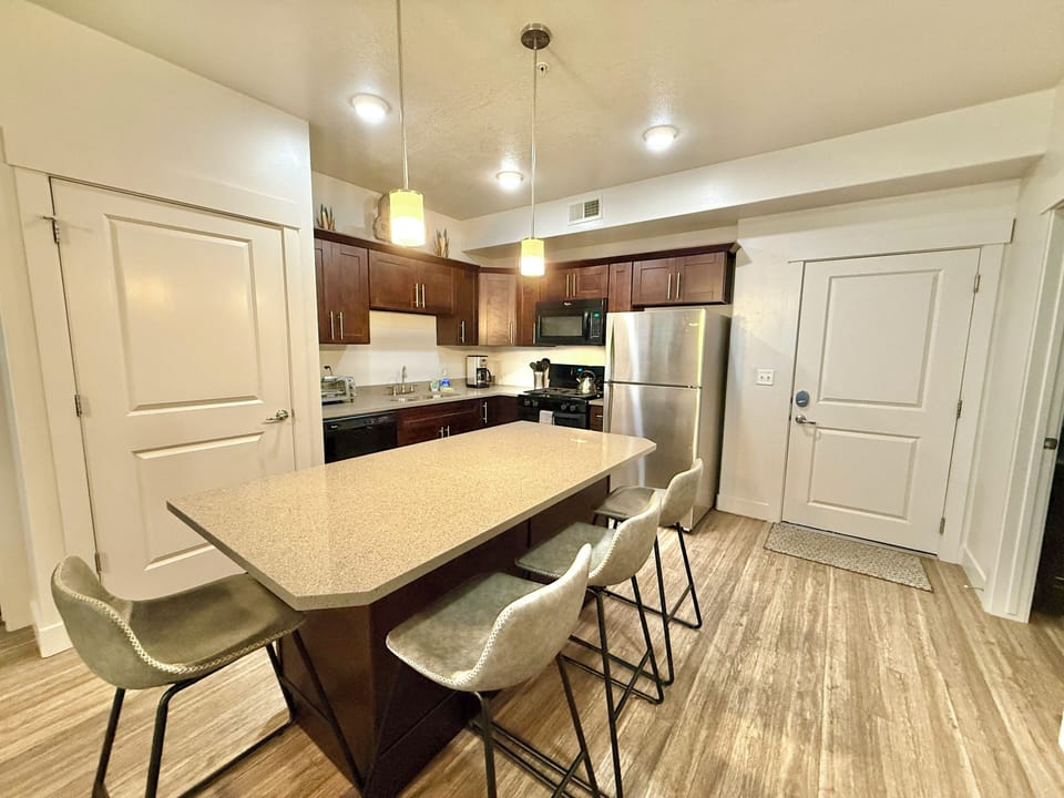 Deluxe Condo, 2 Bedrooms, Kitchen | Private kitchen