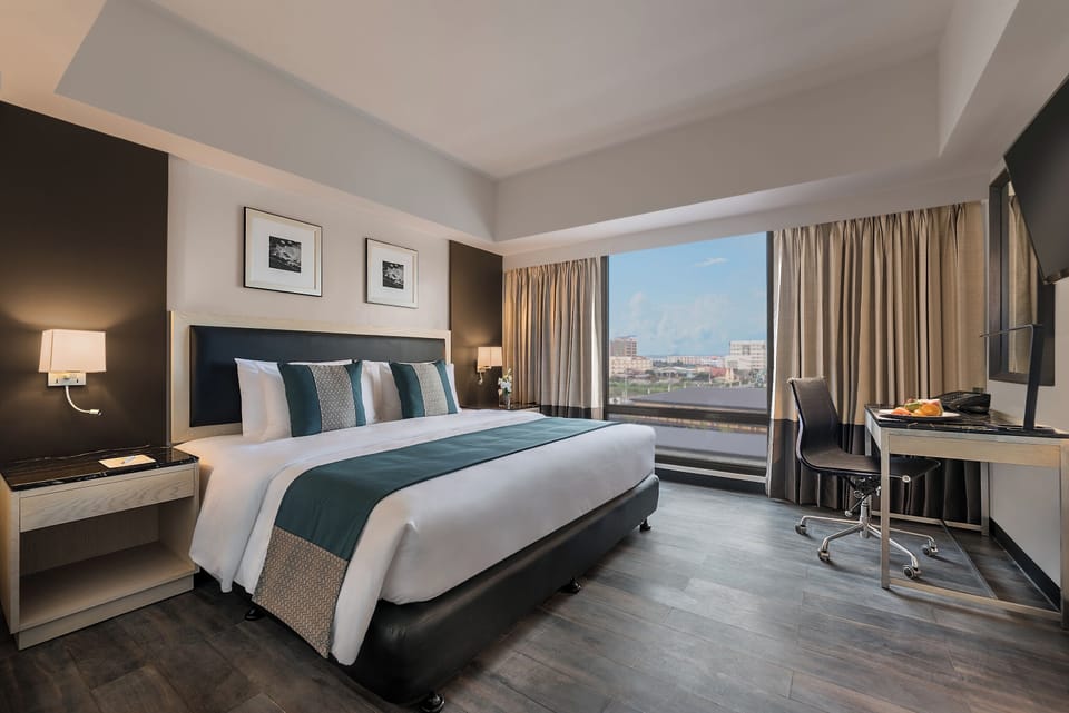 1 King Bed, Standard Room | Premium bedding, minibar, in-room safe, desk