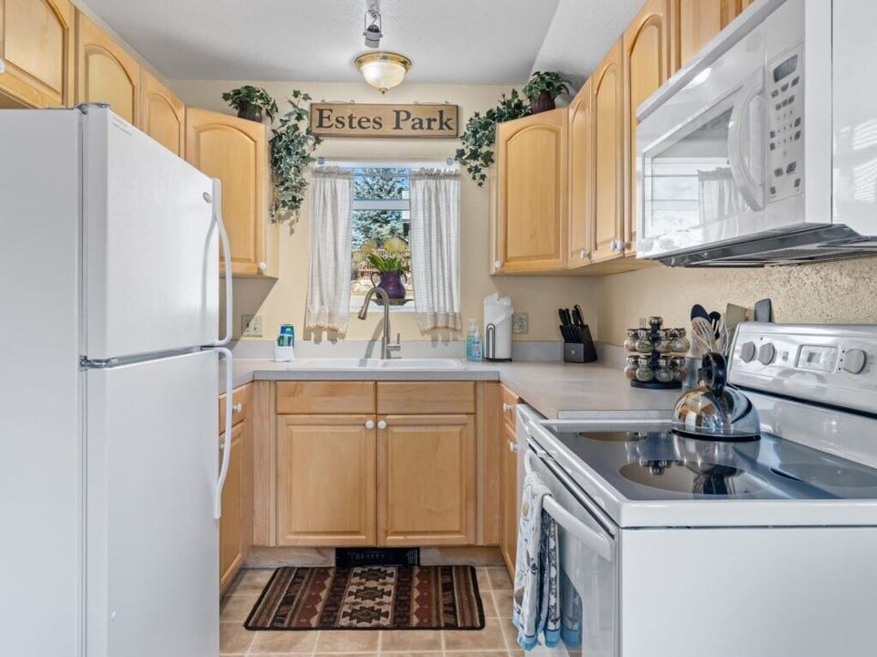 Fullsize kitchen.jpg
