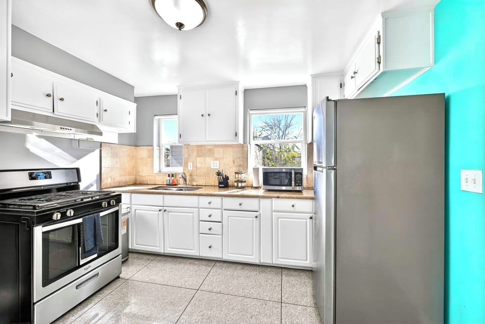 Sunny, fully equipped kitchen with gas range & stainless appliances