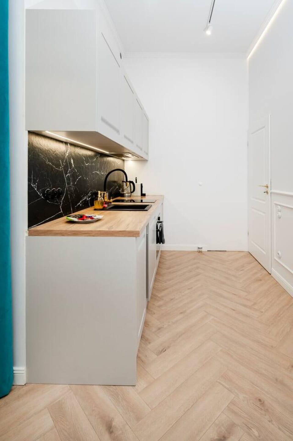 Fully Equipped Modern Kitchen with Oven, Induction Cooktop and Coffee Maker | Book Now with RENTUJEMY.COM