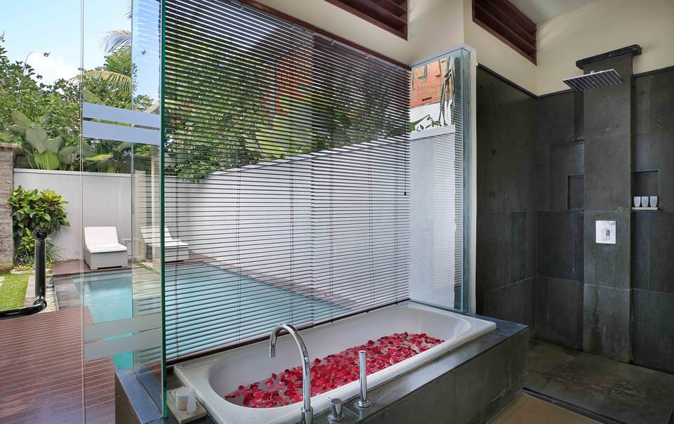 Separate tub and shower, deep soaking tub, rainfall showerhead
