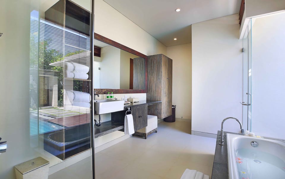 Separate tub and shower, deep soaking tub, rainfall showerhead