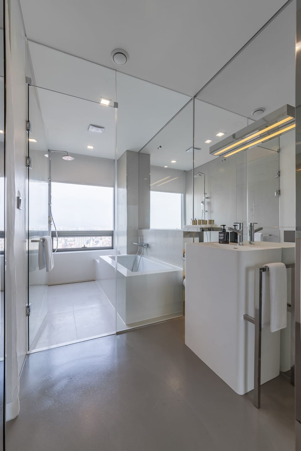 Studio (01) | Bathroom | Hair dryer, bathrobes, slippers, bidet
