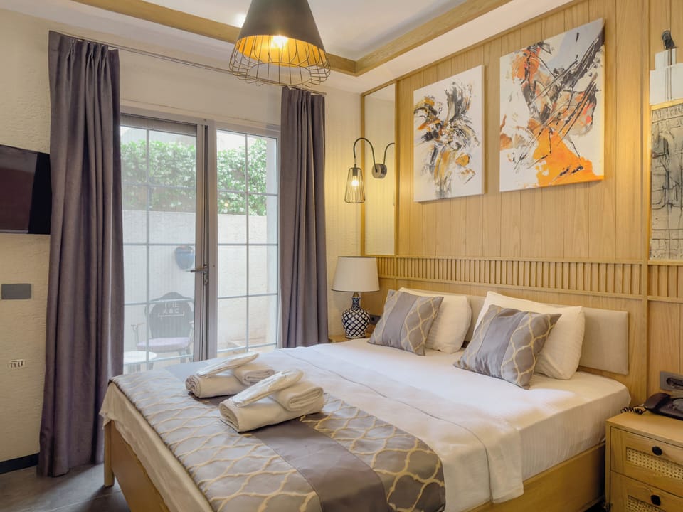 Standard Terrace | Minibar, in-room safe, desk, laptop workspace