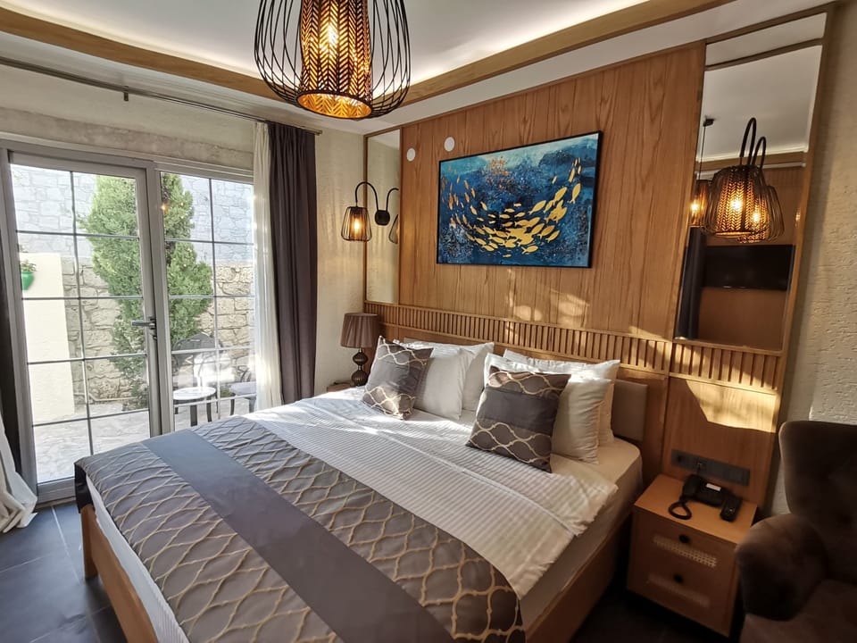 Minibar, in-room safe, individually decorated, desk