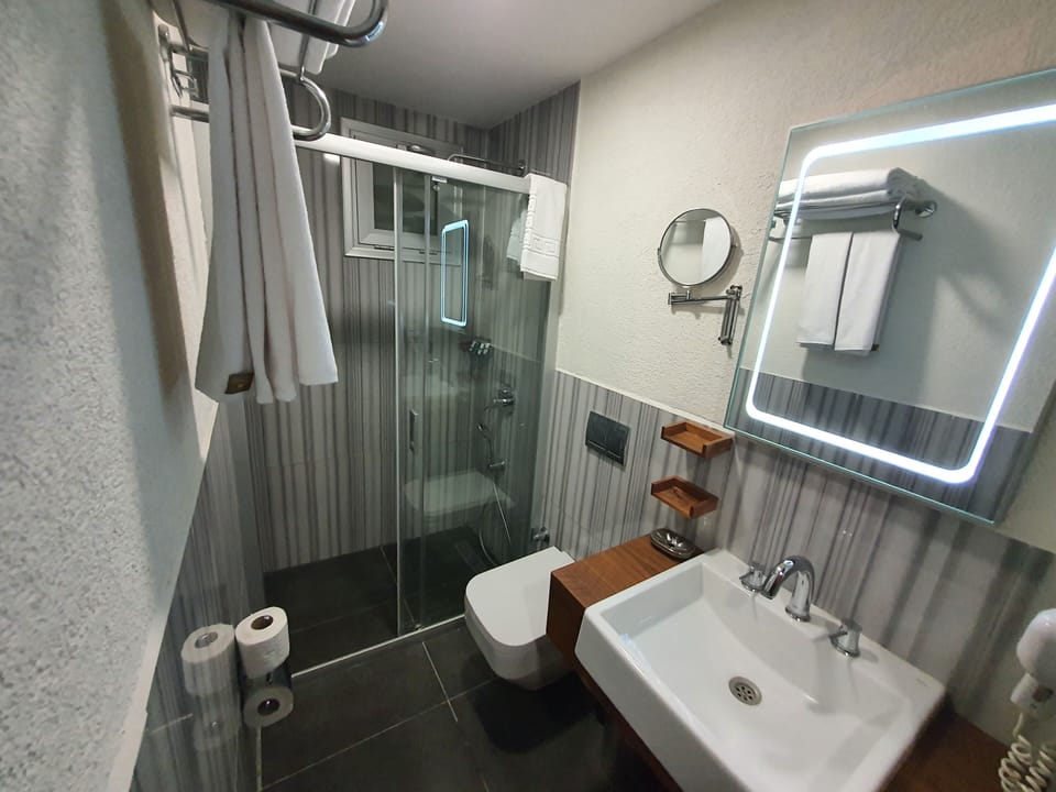 Executive Room | Bathroom | Shower, designer toiletries, hair dryer, slippers