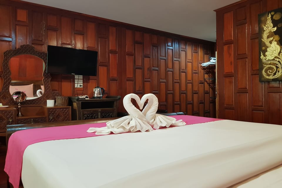 Junior Room | Desk, rollaway beds, free WiFi, bed sheets