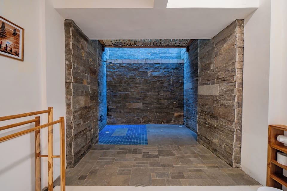 Deluxe Double Room | Bathroom | Shower, hair dryer, bidet, towels