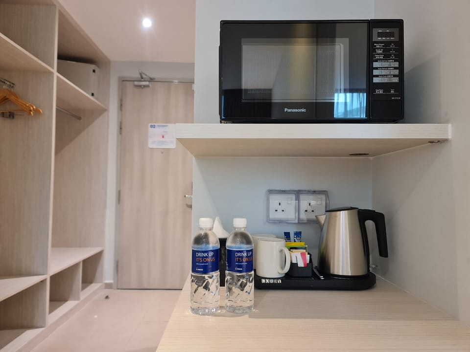 Suite, 1 Bedroom (Living Area) | Room amenity