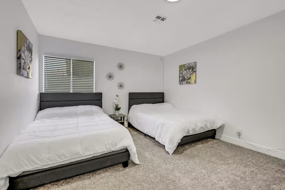 Bedroom 4: 2 Full Beds
