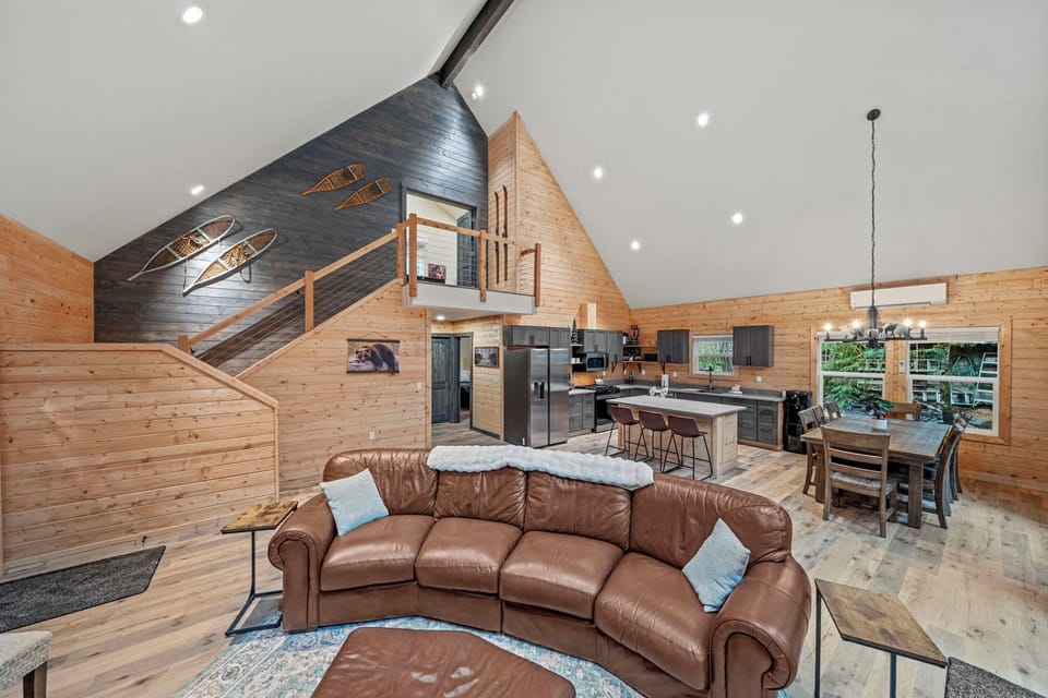 Spacious great room with vaulted ceilings and leather sofa