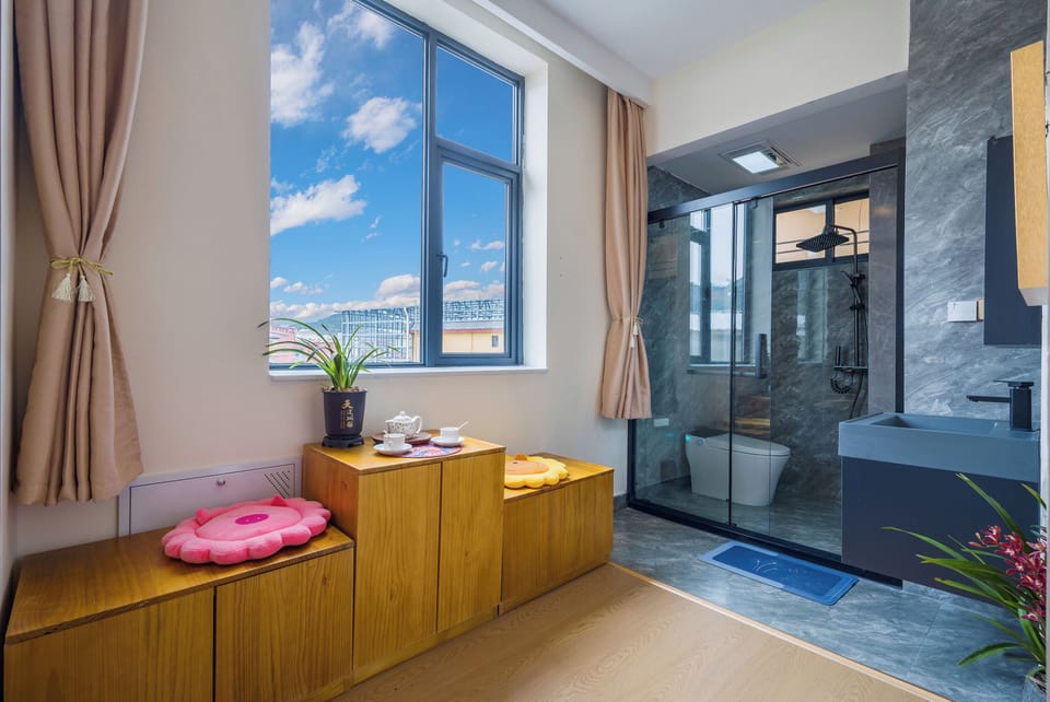 Signature Twin Room, Mountain View | Bathroom | Shower, free toiletries, hair dryer, bathrobes