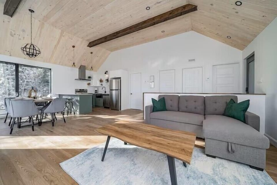 An inviting space that effortlessly blends comfort and style.