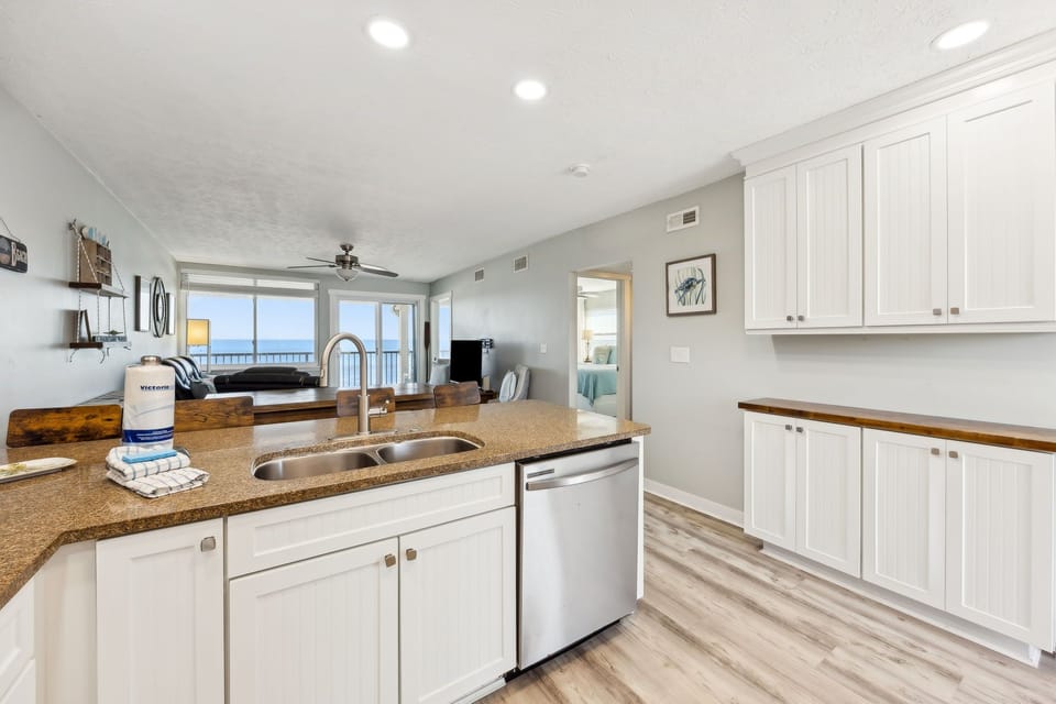 Plenty of counterspace in the kitchen