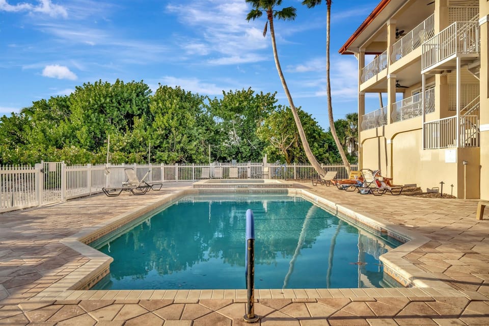 Take a refreshing dip in your private pool oasis 💧🌴