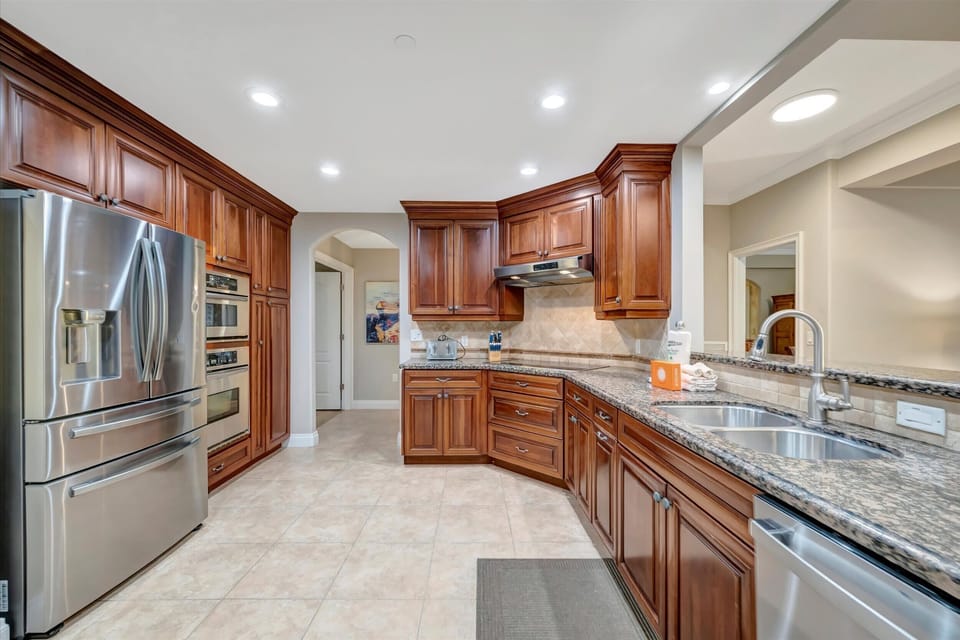 Built-in Double Ovens: Ready for baking and large family meals.