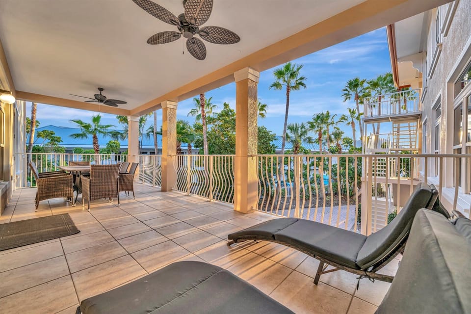 Sunset views, palm trees, and chaise lounge dreams. Direct booking!