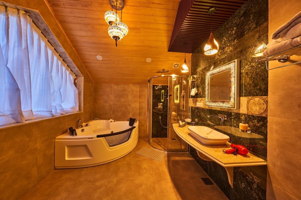 Luxury Suite | Bathroom | Shower, bidet, towels, soap