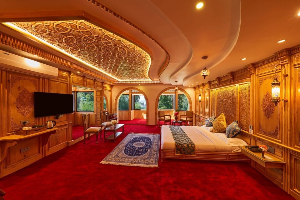 Luxury Suite | Laptop workspace, WiFi (free)