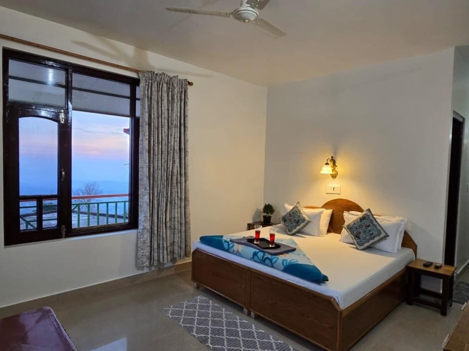 Deluxe Double Room, Balcony, Mountain View | Iron/ironing board, free WiFi