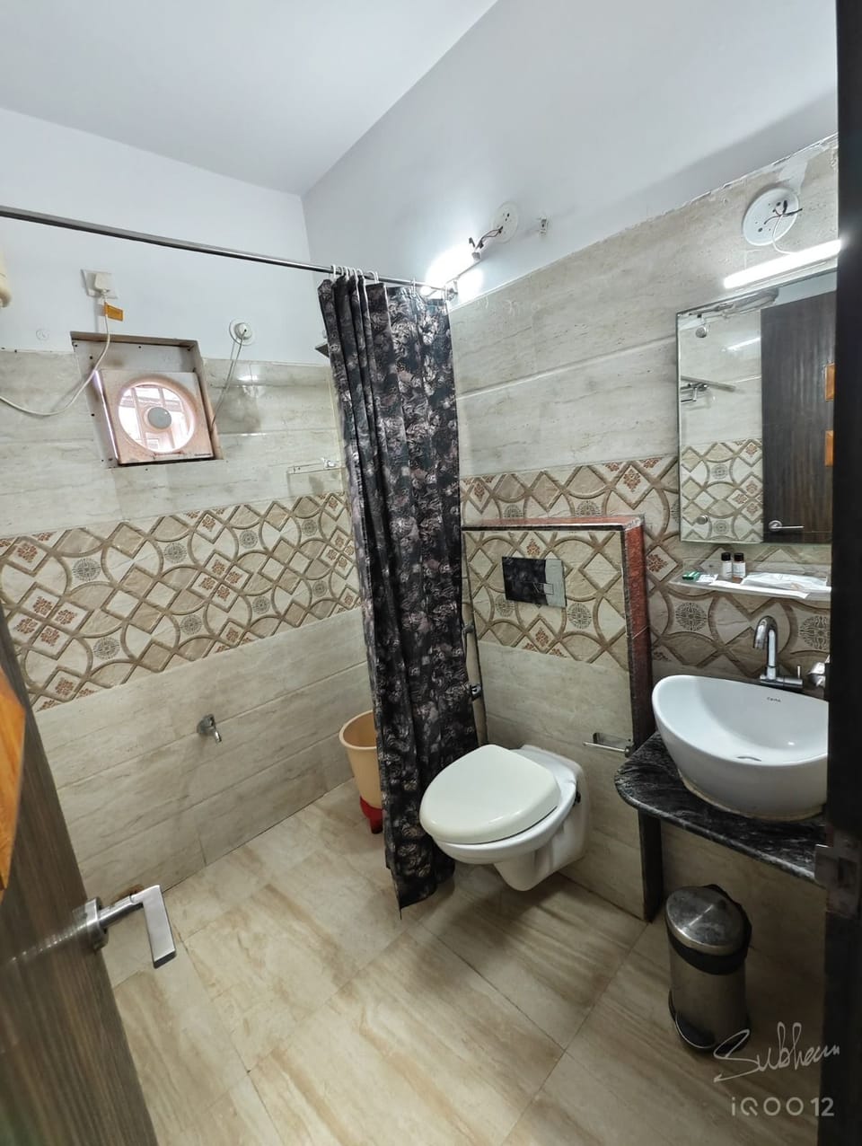 Shower, rainfall showerhead, free toiletries, bidet