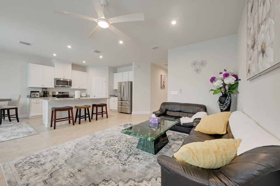 Living Room | Central A/C & Heating | Free WiFi