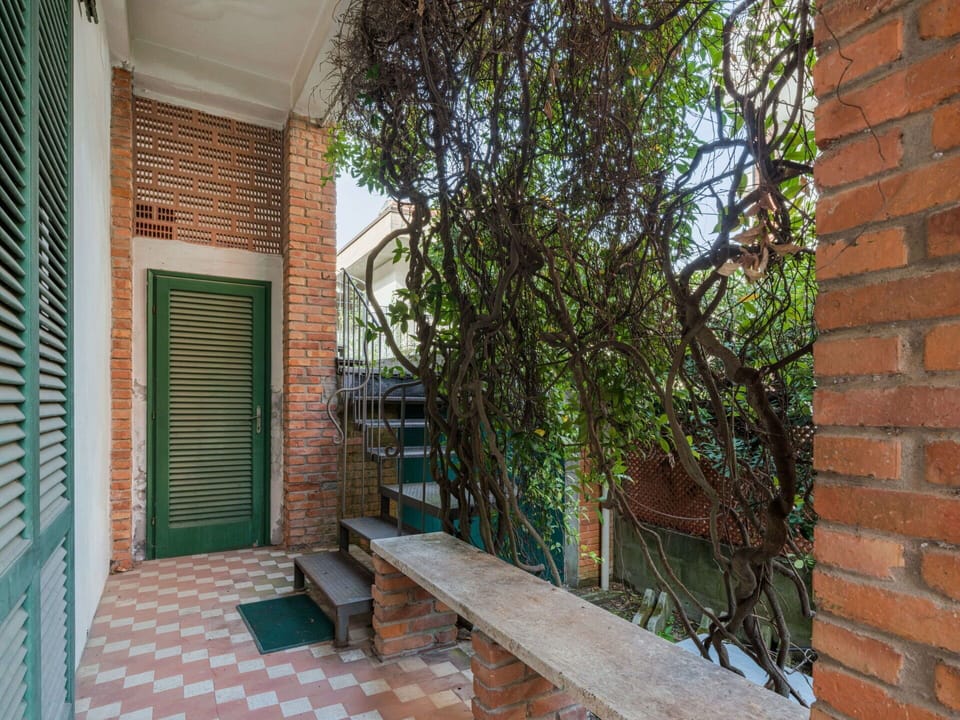 Wall, Brick, Brickwork, Door, Composite Material, Iron, Home Door, Wood Stain, Daylighting