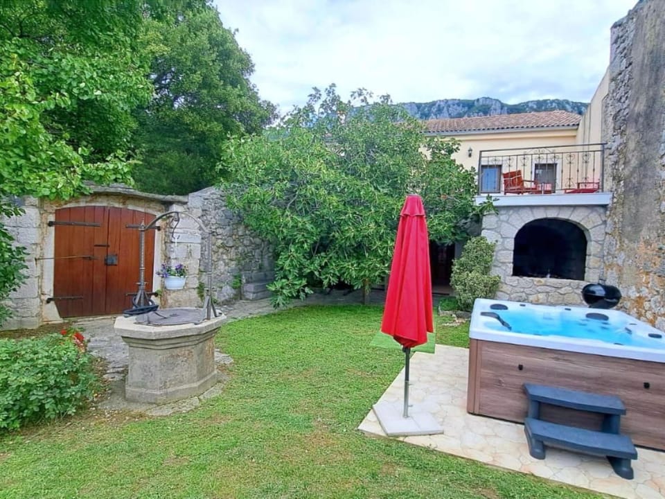 Outdoor spa tub