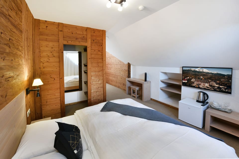 Deluxe Room | In-room safe, blackout drapes, cribs/infant beds, free WiFi